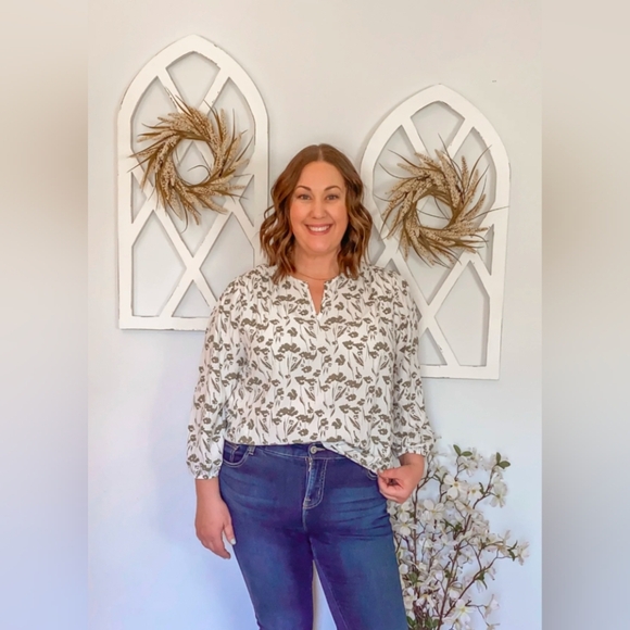 Chic Floral Blouse in Green and White - Picture 3 of 9